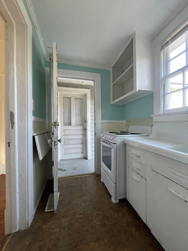 407 Swift A: Kitchen looking out back door