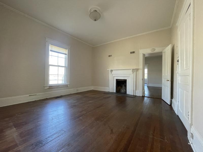 407 Swift Unit B -- front room