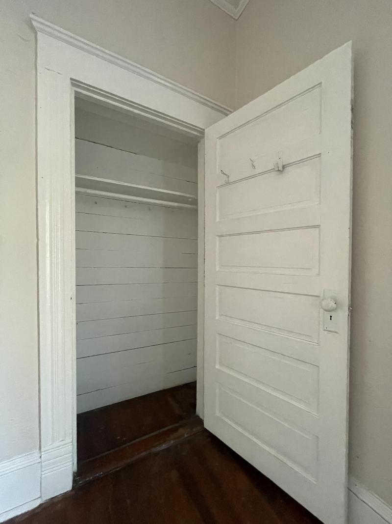 407 Swift B -- closet