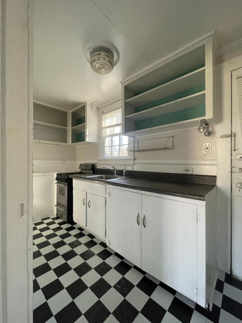 407 Swift B: Kitchen