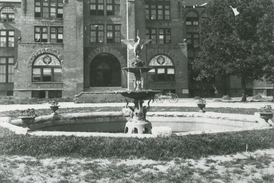 AnneRoneyFountain_close_1900s.jpg