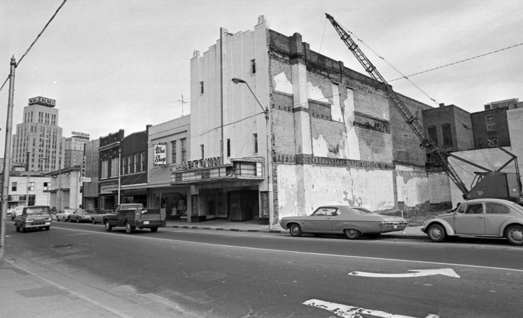 uptowntheaterteardown_031071.jpg